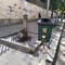 Cestino per deiezioni canine accanto alla fontana dell'acqua. «Odori sgradevoli»