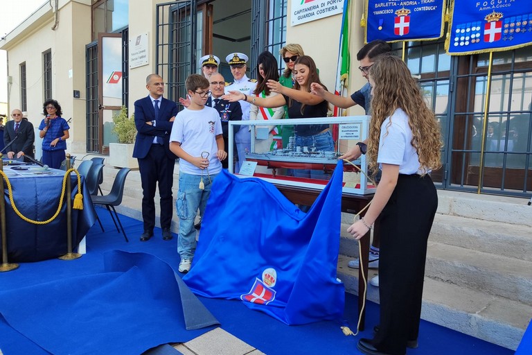 Il modellino della Corazzata Roma donato alla capitaneria di porto di Barletta. <span>Foto Alessia Filograsso</span>