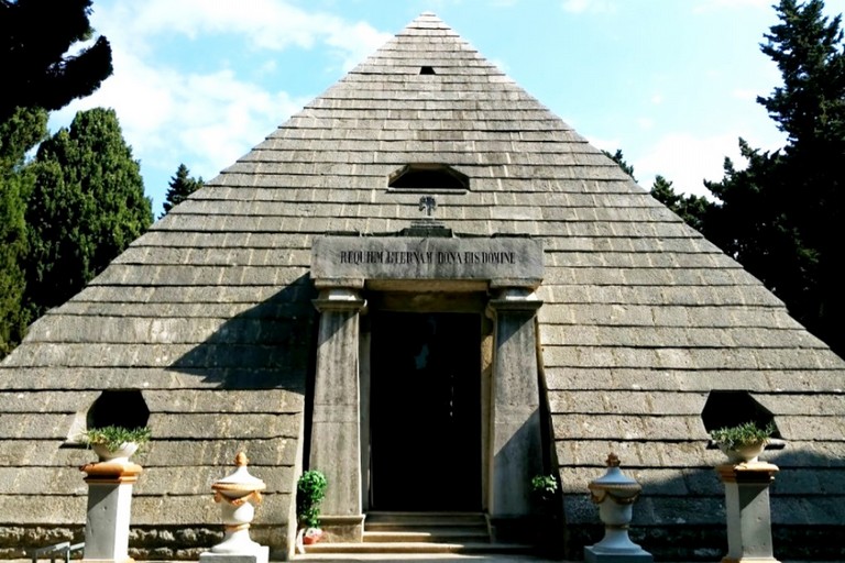 Cappella cimiteriale a forma di piramide