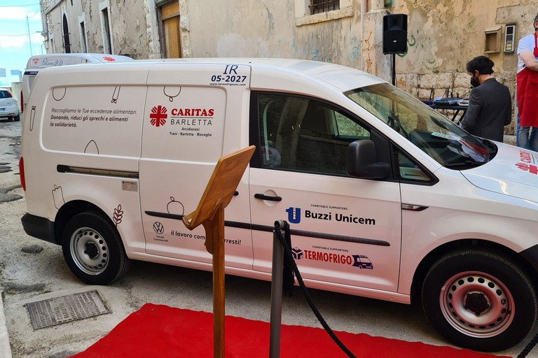 Caritas Barletta, consegnato il nuovo furgone per le eccedenze alimentari