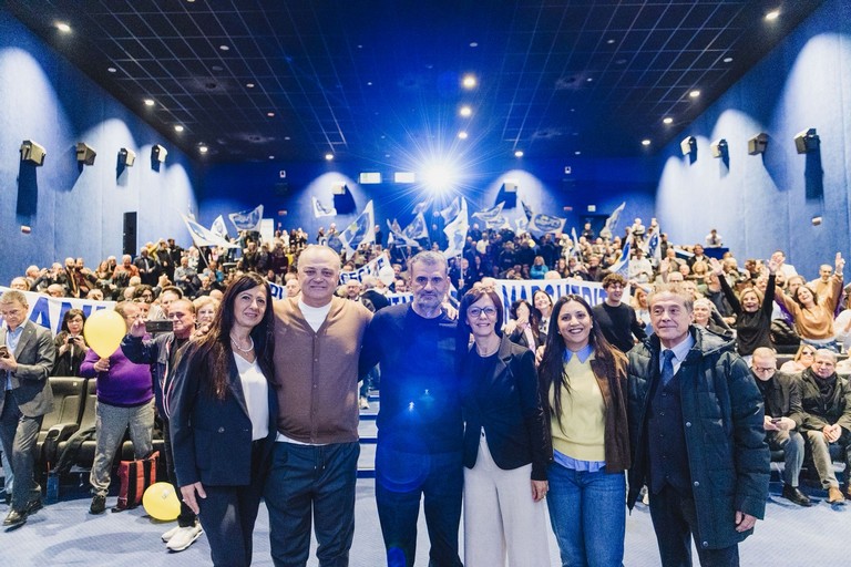 Antonio Decaro con i candidati della lista Per la Puglia