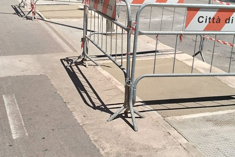 Aiuole cementate in via Vitrani