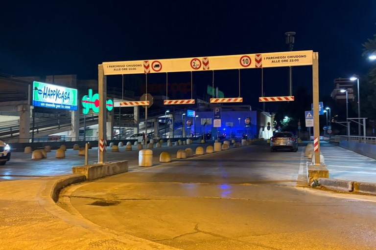 Rapina all'Ipercoop di Barletta: nel mirino la gioielleria, banditi in fuga