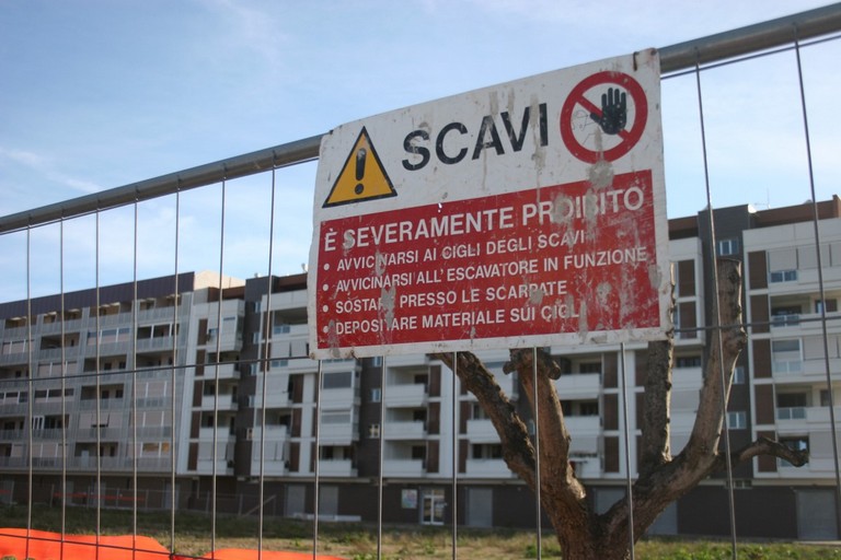 Cantiere per il nuovo campo sportivo polivalente in via degli Ulivi. <span>Foto Ida Vinella</span>