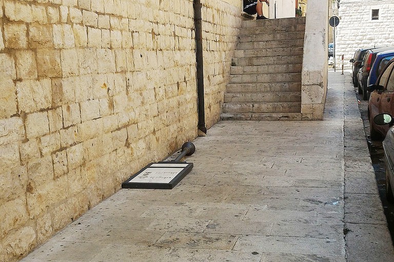 Ancora vandalismo alla Chiesa dei Greci, divelto il cartello turistico