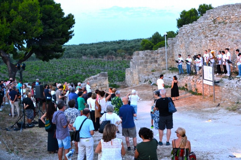 Canne della Battaglia, musica e storia protagoniste: successo per il concerto dell’AYSO Orchestra