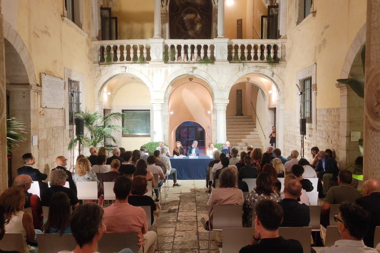 Palazzo della Marra cornice della presentazione del catalogo 