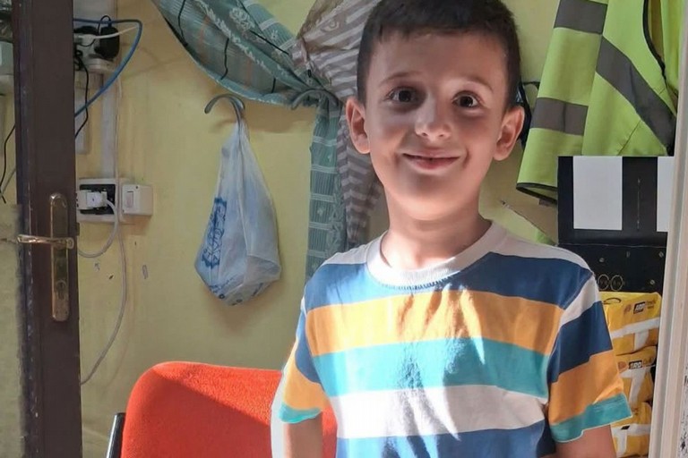 Filippo apre il salvadanaio e dona latte ai bisognosi