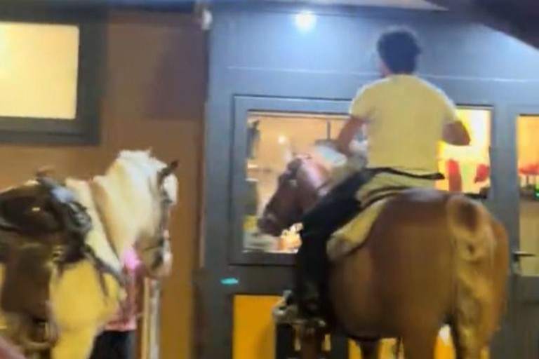 A cavallo al McDonald's di Barletta