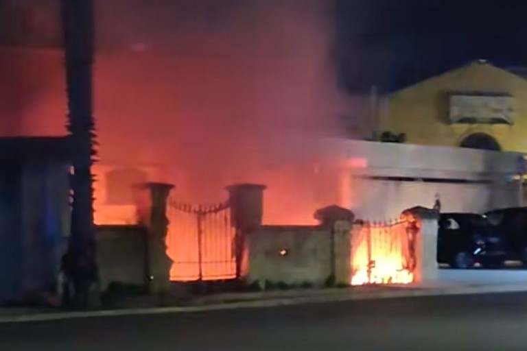 Incendio in un casolare abbandonato