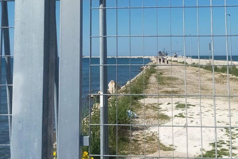 Caso Molo di Levante Barletta. Circolo “Franco Dambra”: «Storia e tradizione non possono essere bloccate dai cancelli»