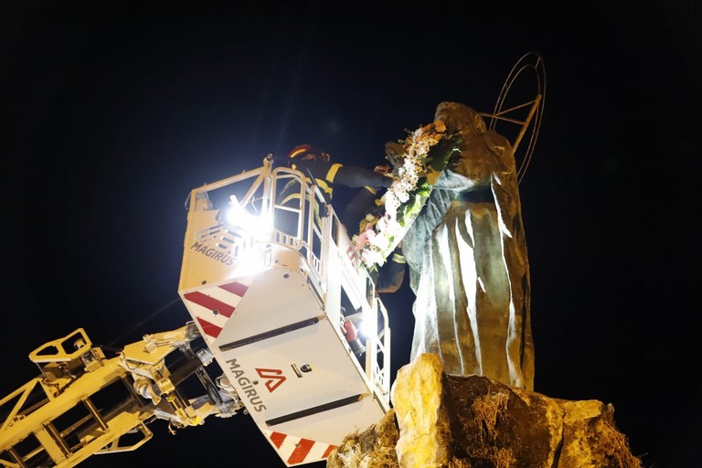 Consegnata corona di fiori alla statua della Madonna. <span>Foto Cosimo Campanella</span>