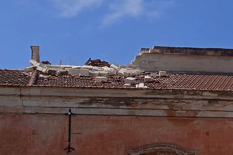 Crolla una parte del parapetto sul tetto del palazzo di Villa Bonelli
