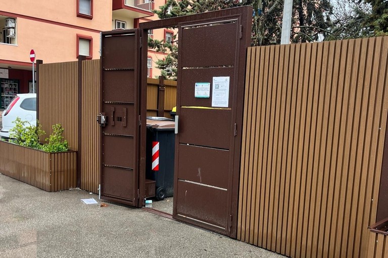 Danneggiata l'isola ecologica in Largo delle Palme