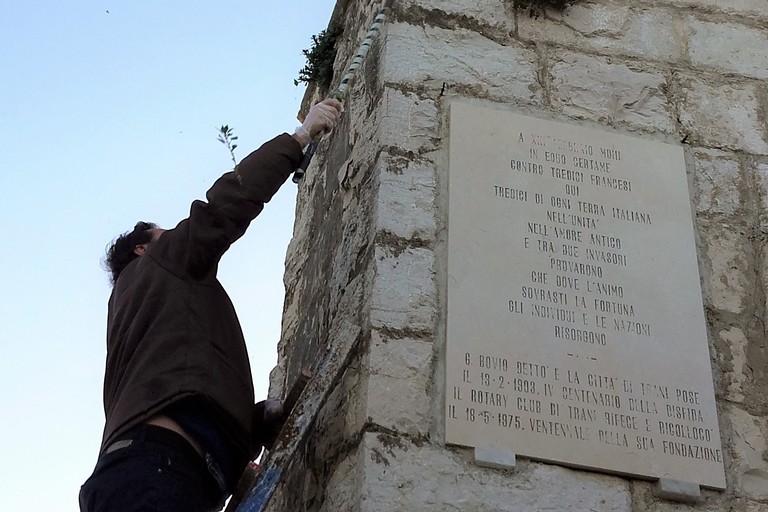 Anniversario della Disfida di Barletta, volontari in azione al monumento