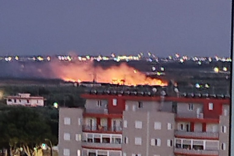 Incendio nei pressi dell’uscita Barberini della SS16