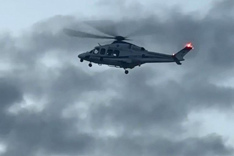 Elicottero in volo su Barletta