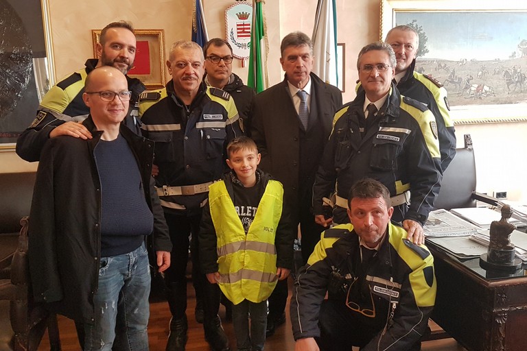 Dopo il terribile incidente, l'abbraccio del sindaco e della polizia di Barletta a Gianluigi
