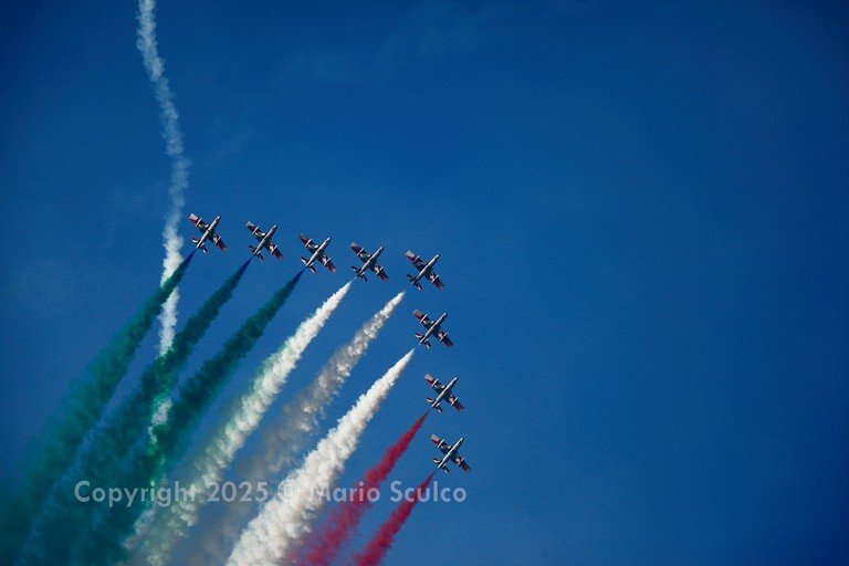 Il cielo di Barletta si colora di emozioni con le Frecce Tricolori. <span>Foto Mario Sculco</span>