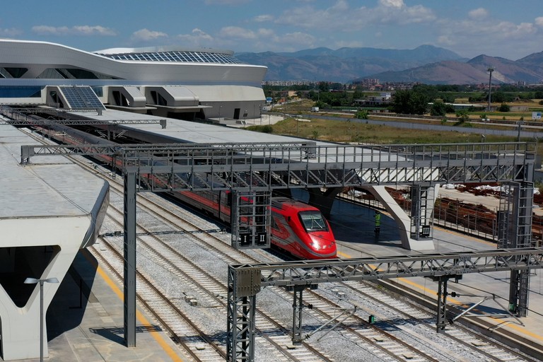 Frecciarossa diretto Lecce–Bari–Napoli