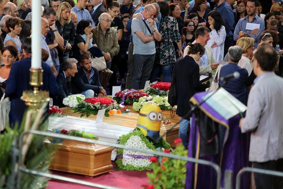 Il giorno delle lacrime: funerali solenni per le vittime del disastro ferroviario