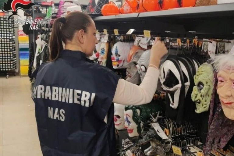 Sequestrati prodotti Halloween. <span>Foto Immagine di repertorio</span>