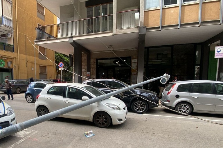Cade un palo della luce in via Alvisi a Barletta: colpita una macchina intransito