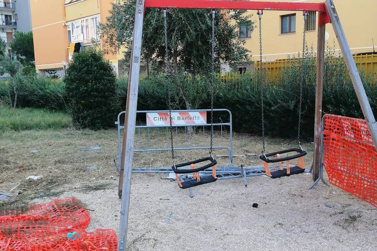 Parco giochi di via Ungaretti nel totale degrado