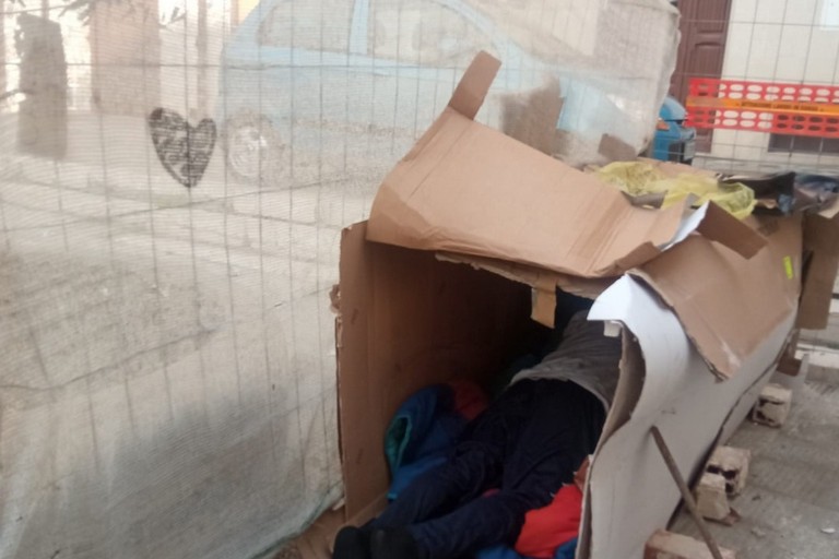 Il giovane del Bangladesh aiutato dallAmbulatorio popolare