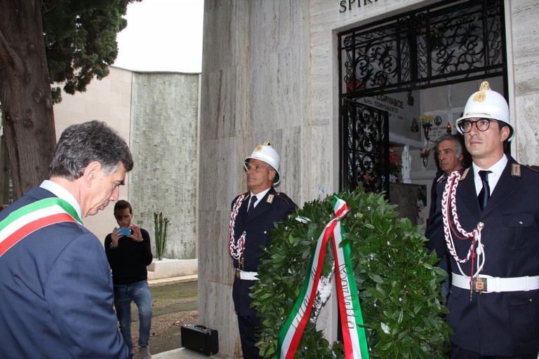 Il sindaco Cannito alla commemorazione presso il cimitero di Barletta JPG
