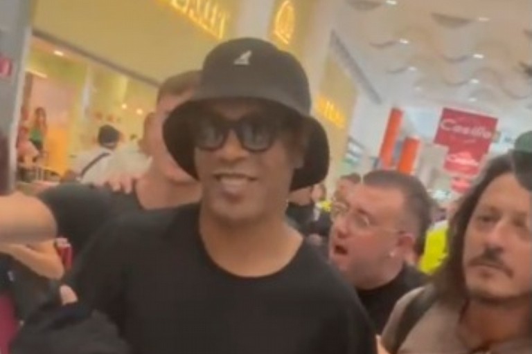 Ronaldinho all'arrivo a Bari
