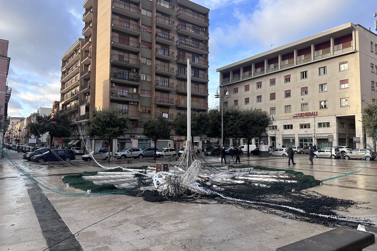 Distrutto l'albero di Natale di Barletta: il maltempo devasta l’installazione in Piazza Moro