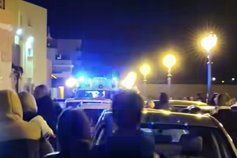 Ambulanza bloccata in via Mura del Carmine