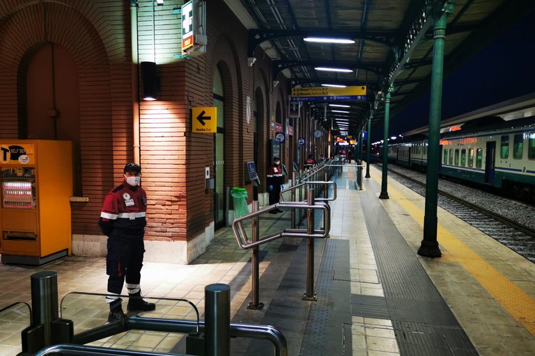 Volontari dell’Anps controllano la stazione di Barletta