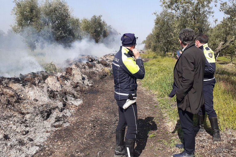 Sindaco e forze dell'ordine sul luogo dell'incendio