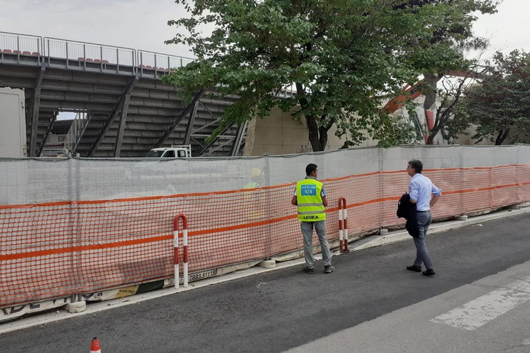 Stadio “Puttilli” di Barletta, comincia l’abbattimento del muro di cinta