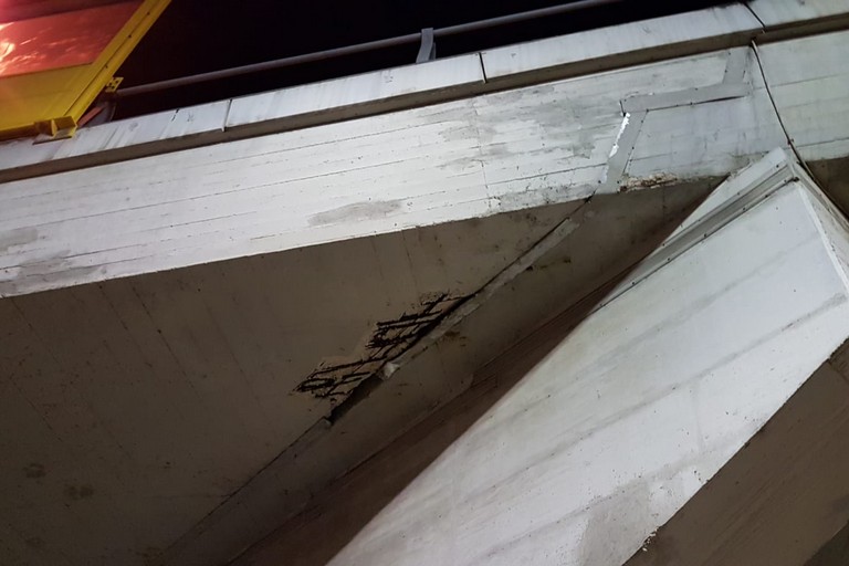 Distaccato parte di intonaco dal ponte di via Imbriani