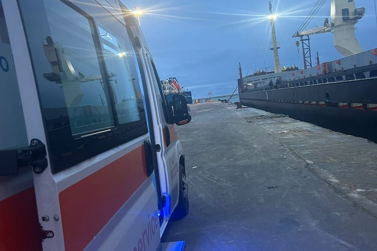 Ambulanza al porto di Barletta