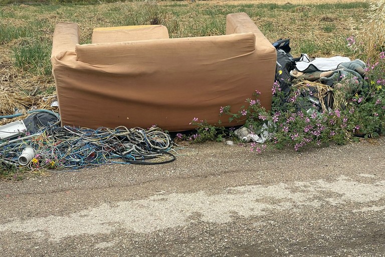 Divano abbandonato in via Vecchia Canosa