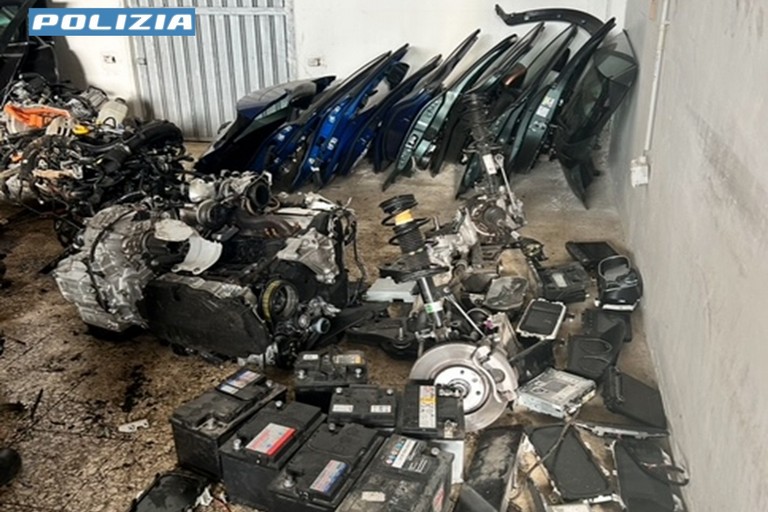 A Barletta deposito di pezzi di auto rubate, la Polizia denuncia due giovani cerignolani