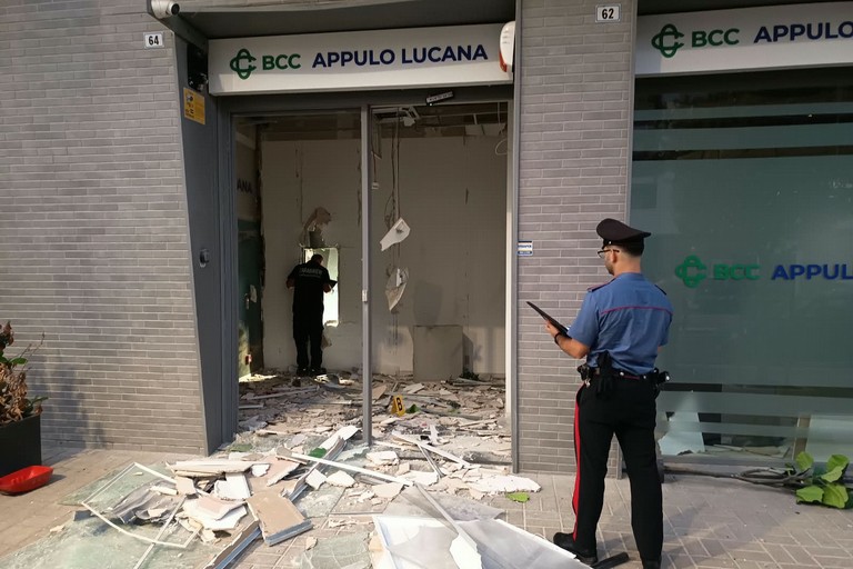 Esplosione nella notte: assalto al bancomat della BCC in via Giulini