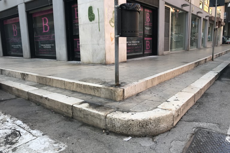 Marciapiede in via D'Aragona