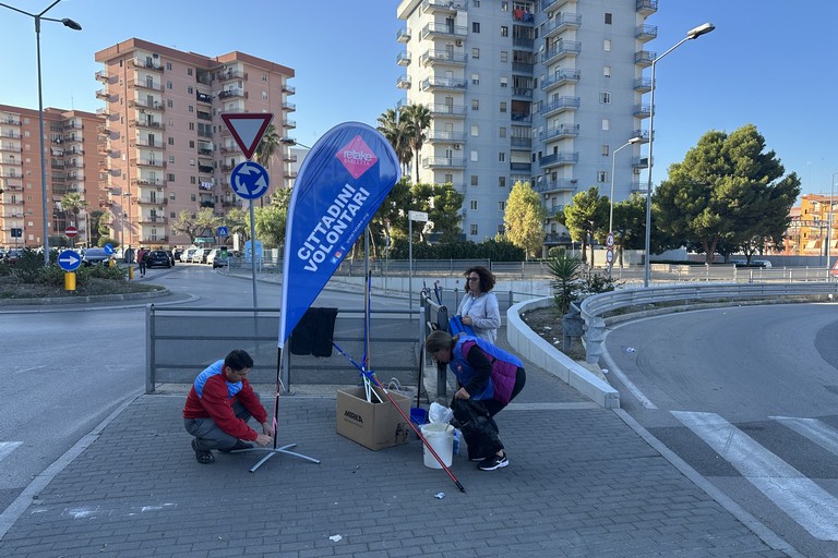 Retake al lavoro per la pulizia dei muri