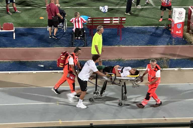 Di Jeva esce in barella