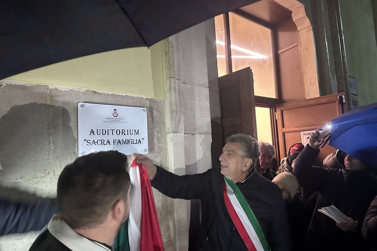 Scopertura targa auditorium Sacra Famiglia