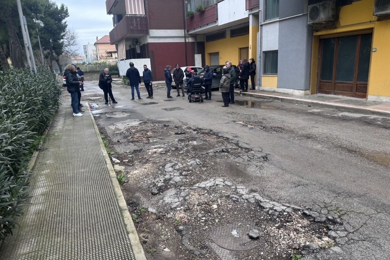 Strada dissestata in via Giuliani