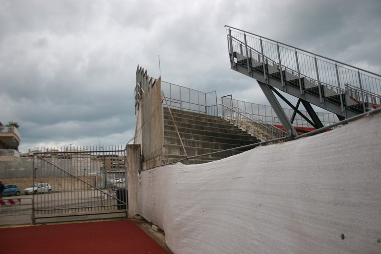 Addio vecchie tribune allo stadio