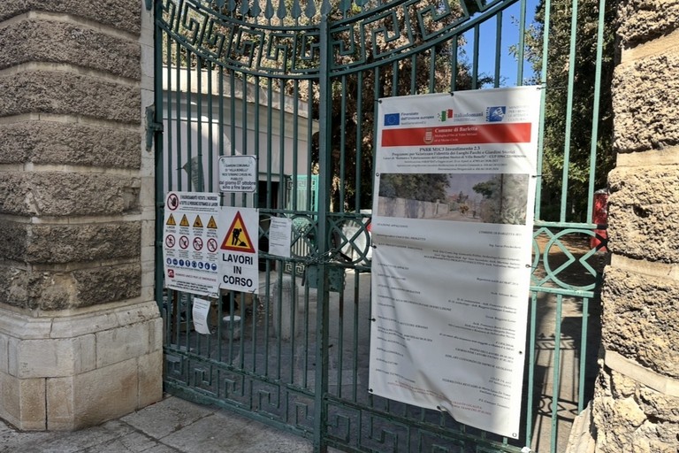 Cancelli chiusi a Villa Bonelli