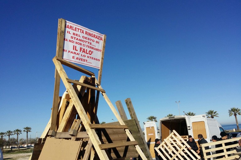 Bruciato il cumulo di legna per il falò dell'Immacolata