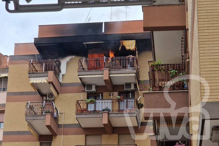 Barletta, nuovo incendio in appartamento in via Rizzitelli - FOTO